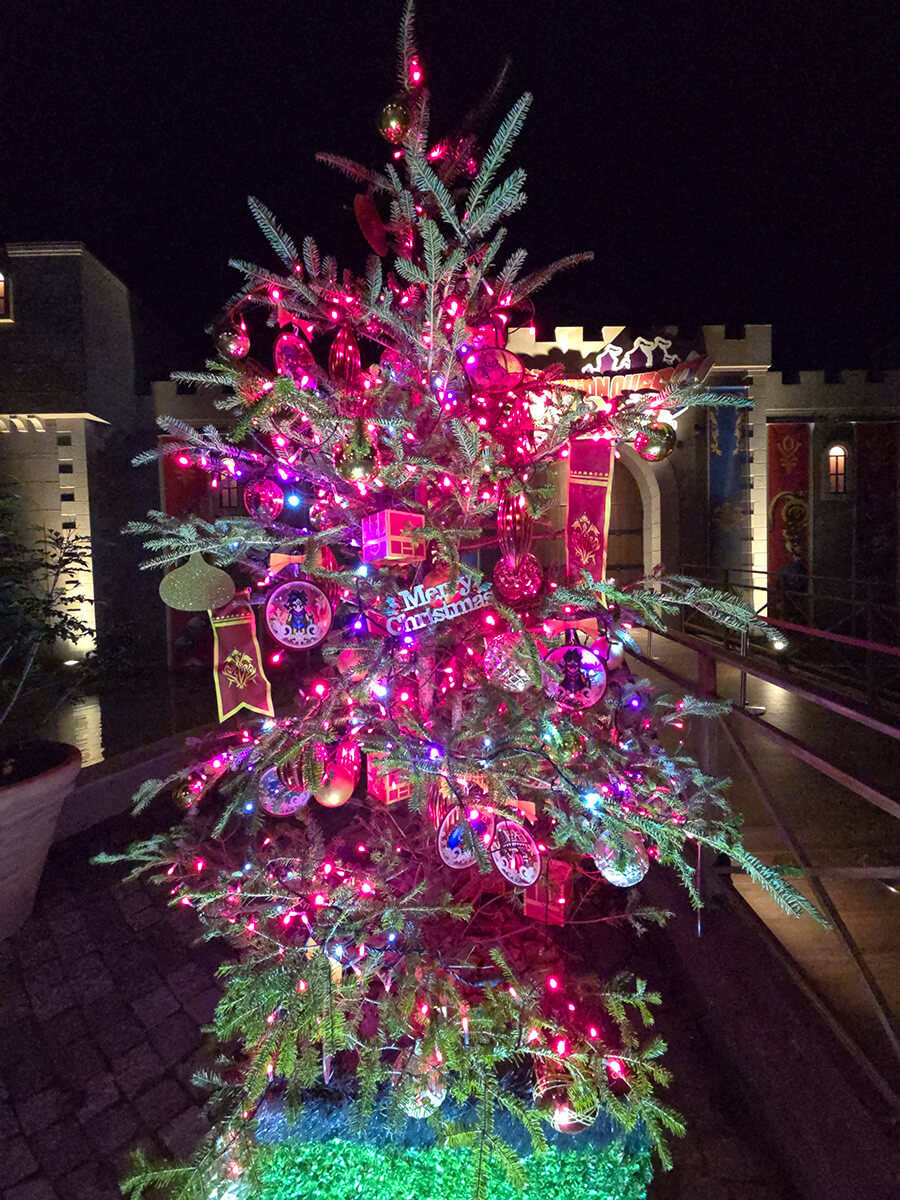 ニジゲンノモリのドラクエアイランドに登場したクリスマスツリーとホミロット、スライムたち