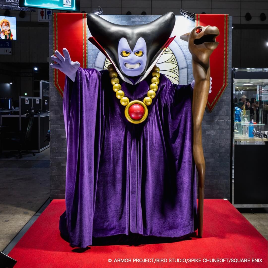 ニジゲンノモリでりゅうおうと記念撮影を楽しむ参加者たち