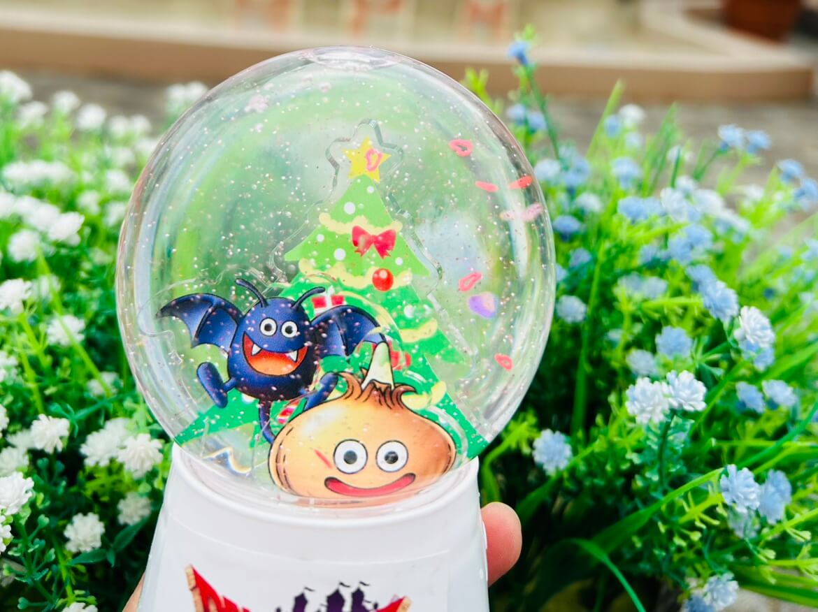 ドラクエモンスターとクリスマスツリーが入った手作りスノードーム