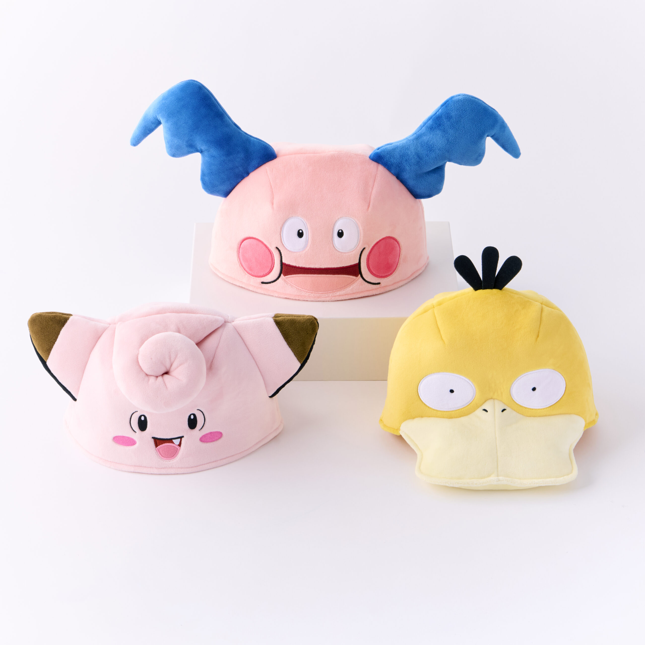 ポケパーク カントー限定のコダック、ピッピ、バリヤードの顔をモチーフにしたぬいぐるみキャップのラインナップ画像。