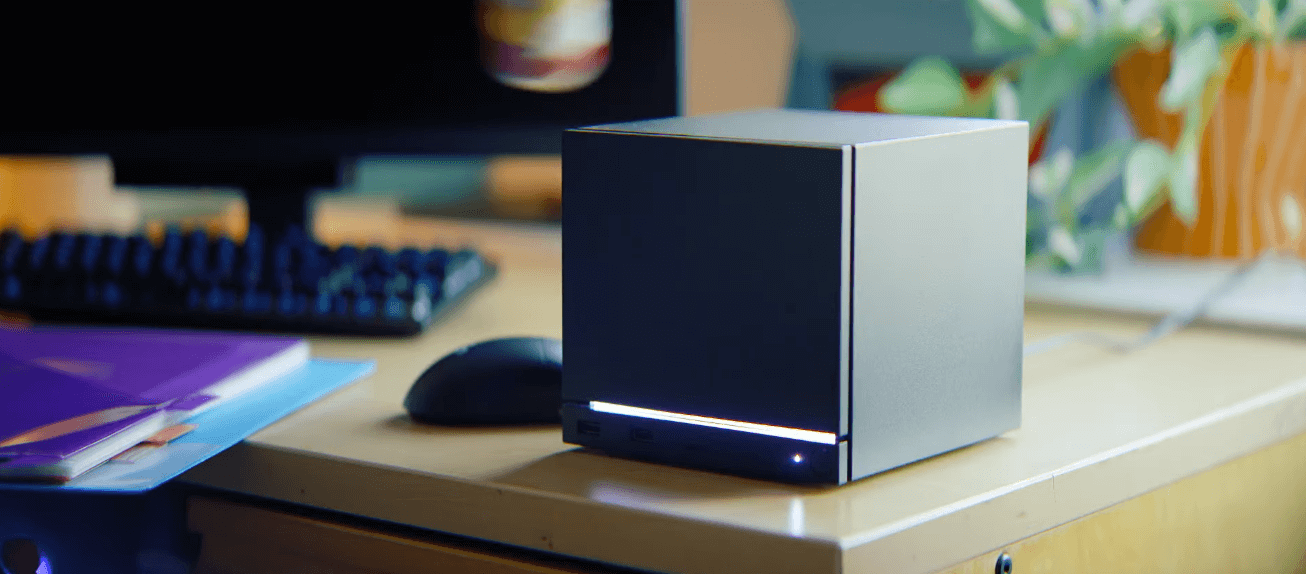 新型Steam Machineの本体とSteam Deckを並べて比較した画像。両機種のデザインとサイズ感がわかる