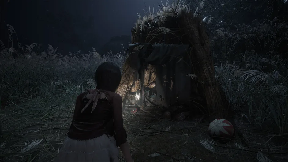 『零 ~紅い蝶~ REMAKE』のゲームプレイ画面。射影機を構える天倉澪。